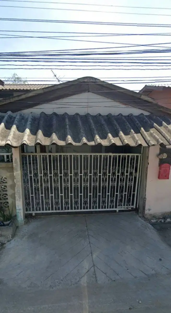 ขายที่ดิน 68 ตรว.  แถมบ้าน  อยู่ในซอย ลาดกระบัง52