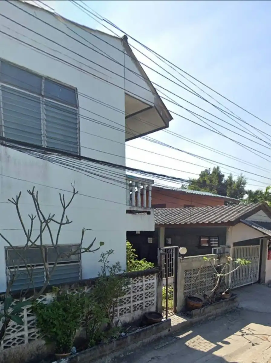 ขายที่ดิน 68 ตรว.  แถมบ้าน  อยู่ในซอย ลาดกระบัง52