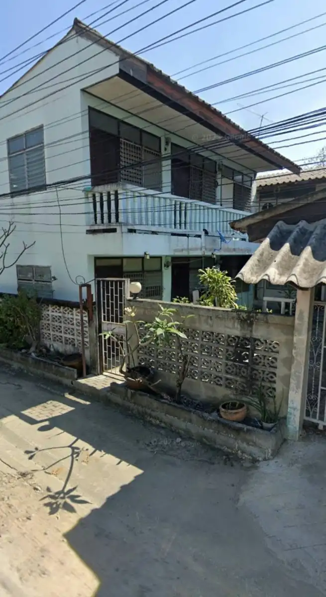 ขายที่ดิน 68 ตรว.  แถมบ้าน  อยู่ในซอย ลาดกระบัง52
