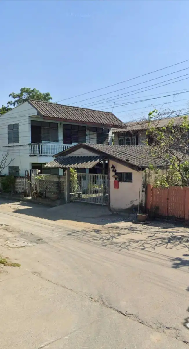 ขายที่ดิน 68 ตรว.  แถมบ้าน  อยู่ในซอย ลาดกระบัง52