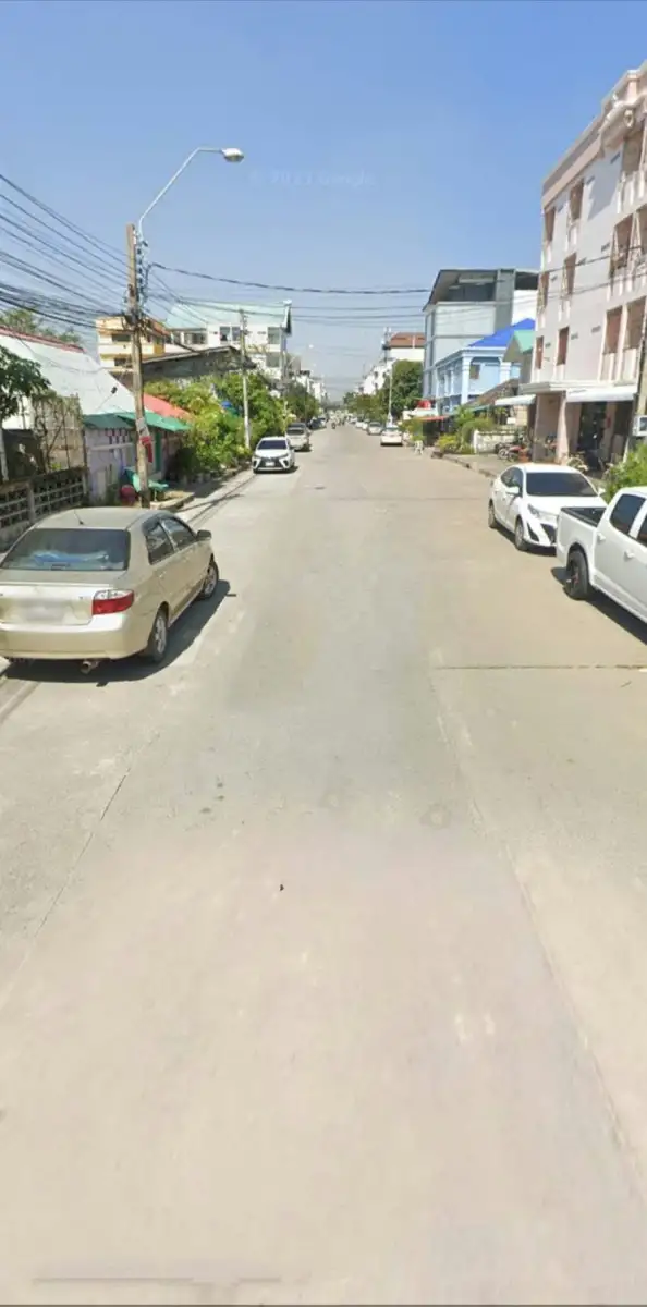 ขายที่ดิน 68 ตรว.  แถมบ้าน  อยู่ในซอย ลาดกระบัง52
